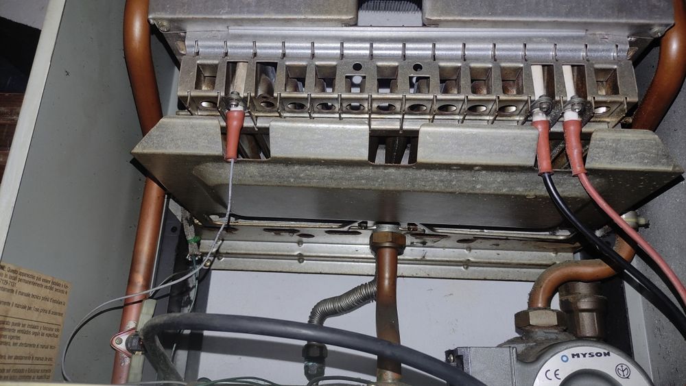 Caldeira a gás aquecimento e águas quentes