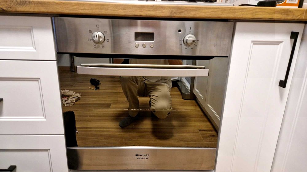 Piekarnik srebny firmy Hotpoint