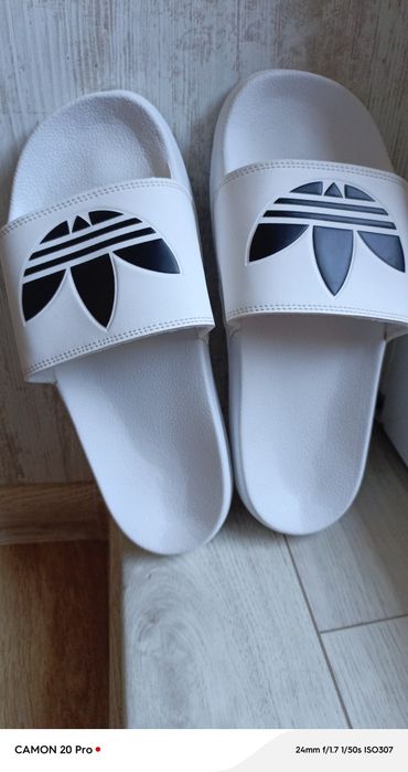 Шльопанці Adidas.
