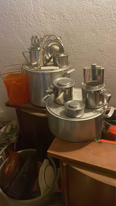 Panelas e servicos de cozinha de alta qualidade.