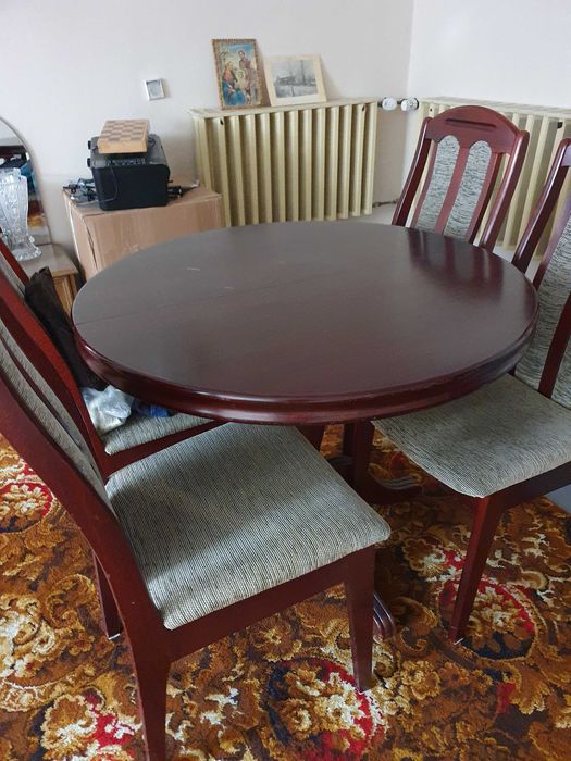 Stół okrągły i 4 tapicerowane krzesła