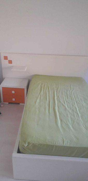 Cama Individual com arrumação, oferta do colchão