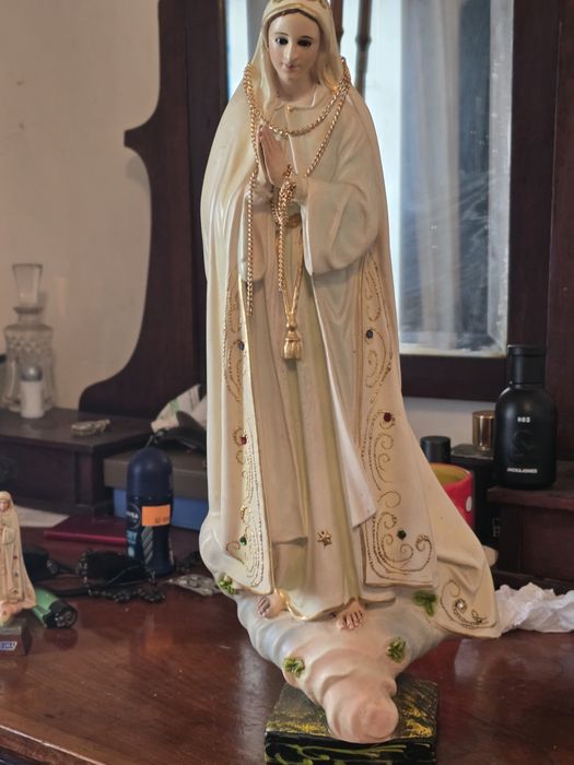 Estátua D. Maria de Fátima