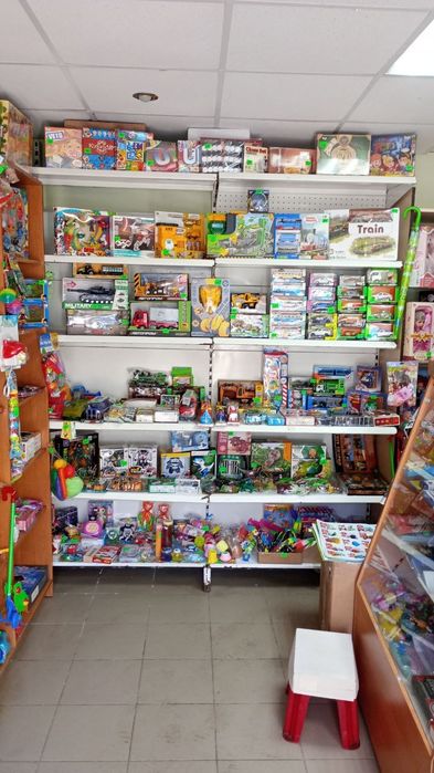 Продам полки і вітрину б/у