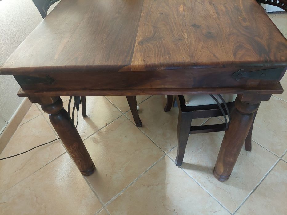 Móveis-Aparador, mesa e cadeiras de sala