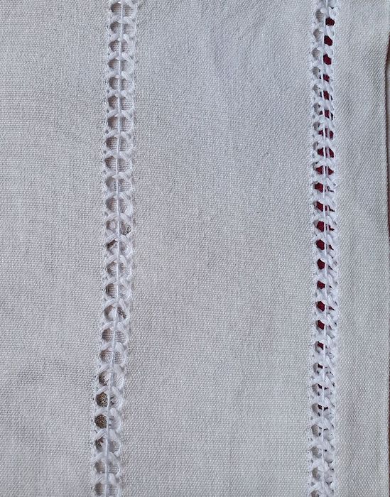 Corredor de mesa em linho bordado a prateado