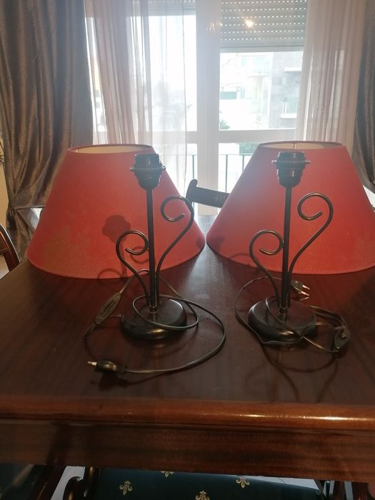 2 Abajours, 2 pés de candeeiro.