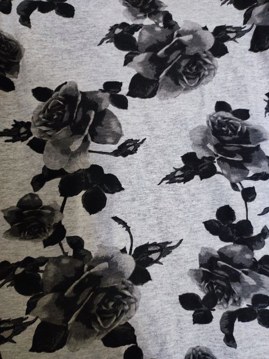 Очень красивое платье с чёрно-белыми розами Primark 122-134 см.