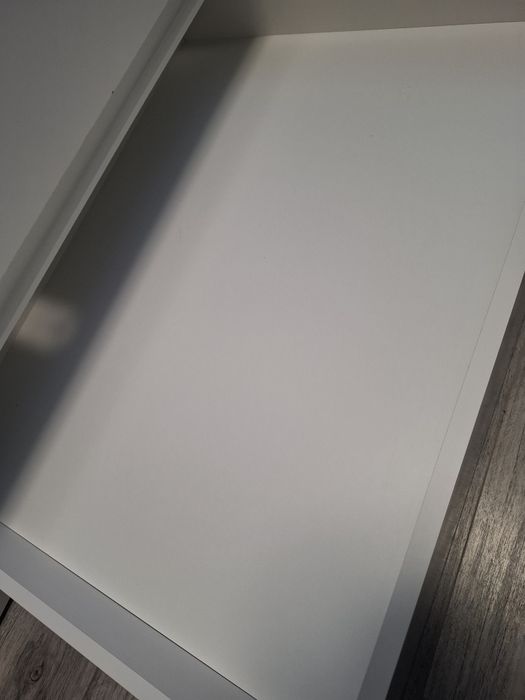 Białe łóżko z szufladami