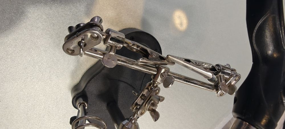 Тримач для плат з лінзою та підсвіткою