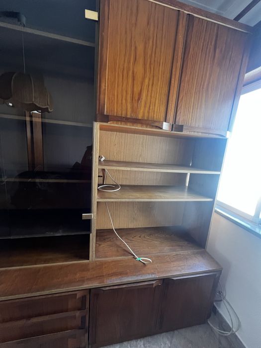 Móvel de sala grande em madeira maciça com vitrine