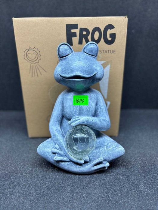Статуя медитуючої жаби
