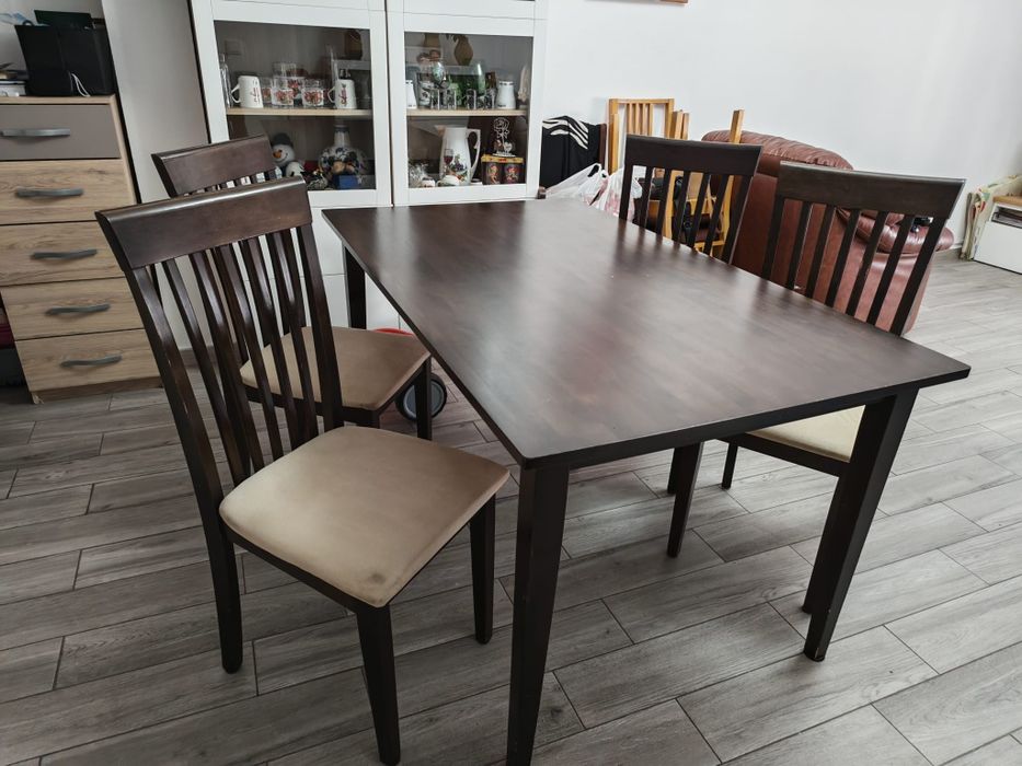 Mesa e quatro cadeiras