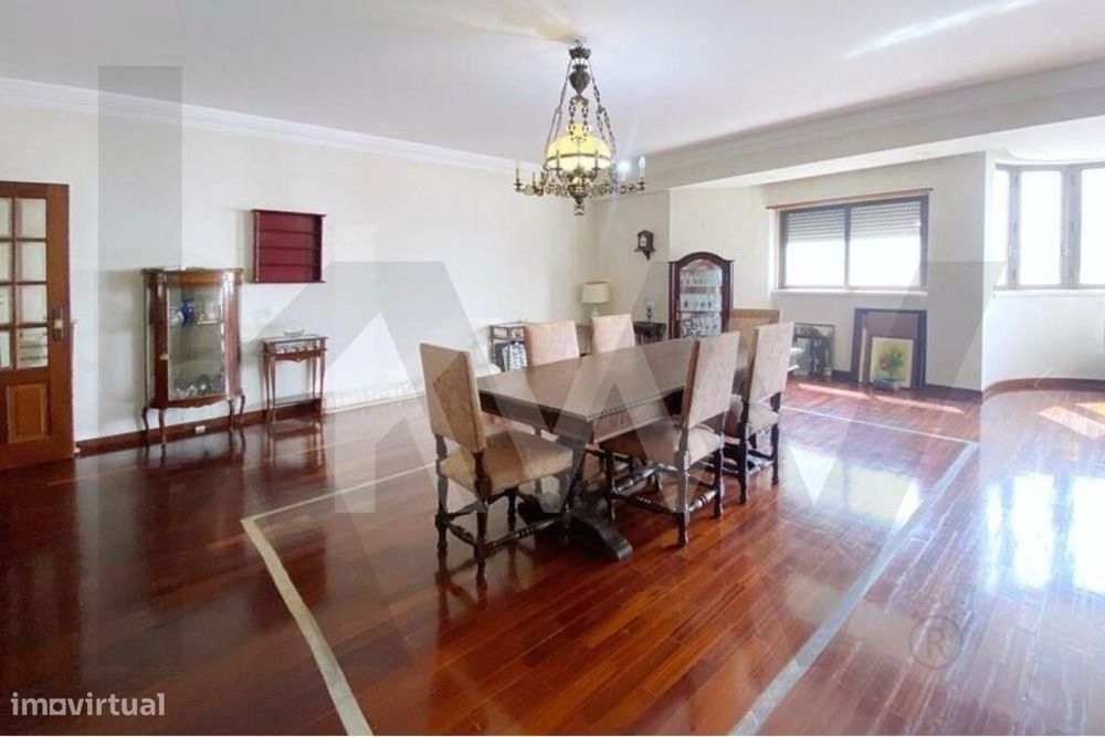 Apartamento T4 com fabulosas áreas em Prédio de Prestígio no Areeiro