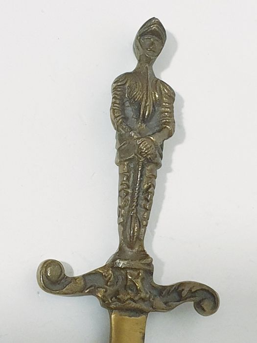 Antigo abre cartas figurativo em bronze - cavaleiro com armadura