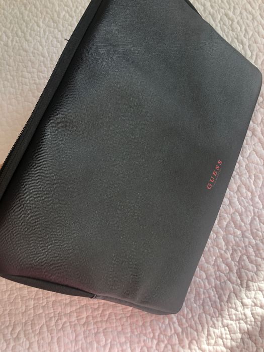 Guess opakowanie na laptop