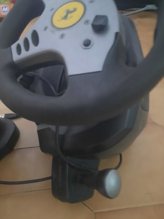 Volante Ferrari e pedais por USB