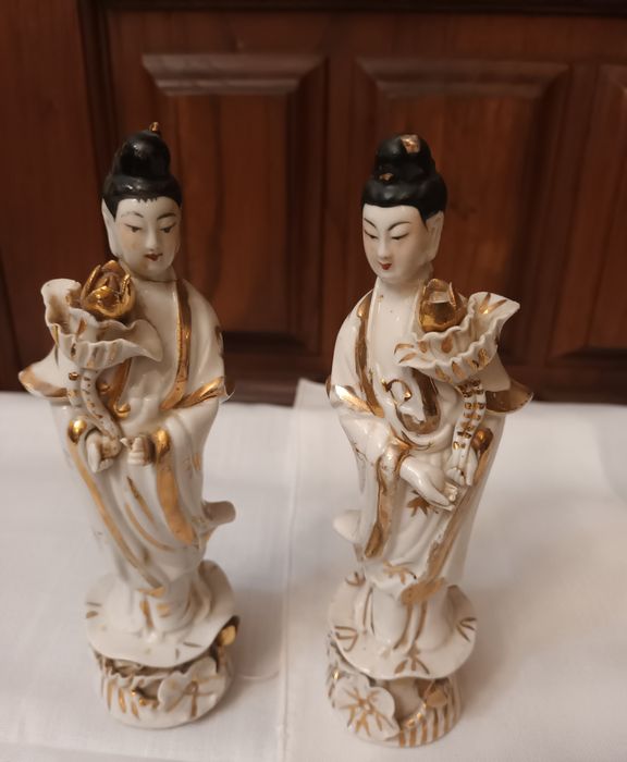 Deusas / Guanyin em Porcelana da China com flor de lótus
2ª metade do