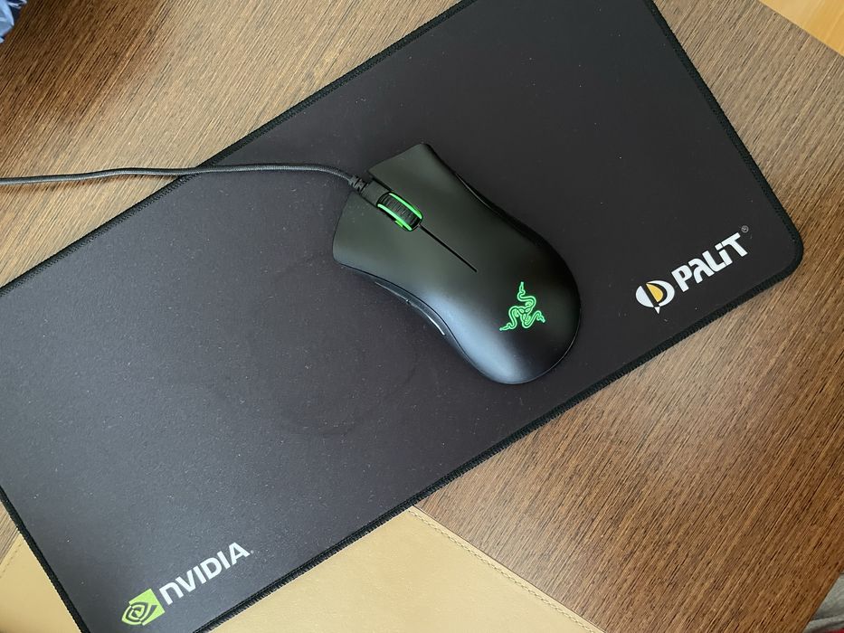 Razer DeathAdder + tapete NVIDIA
