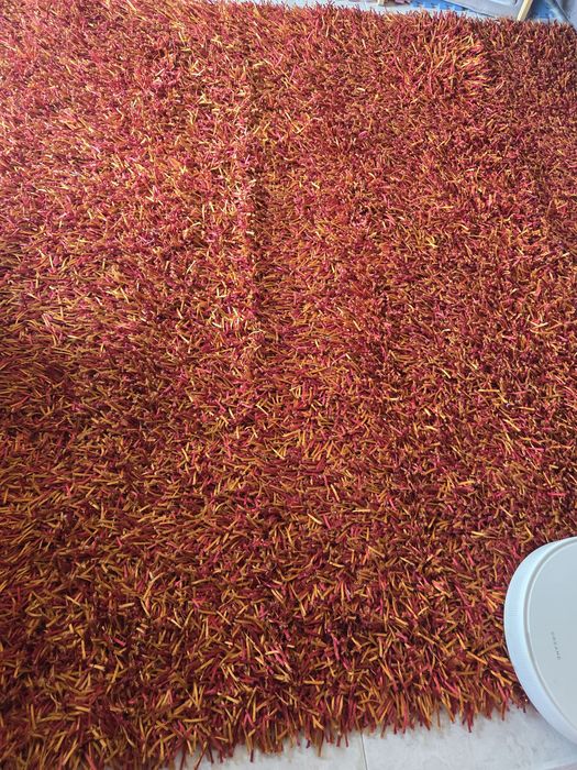 Carpete vermelha e laranja