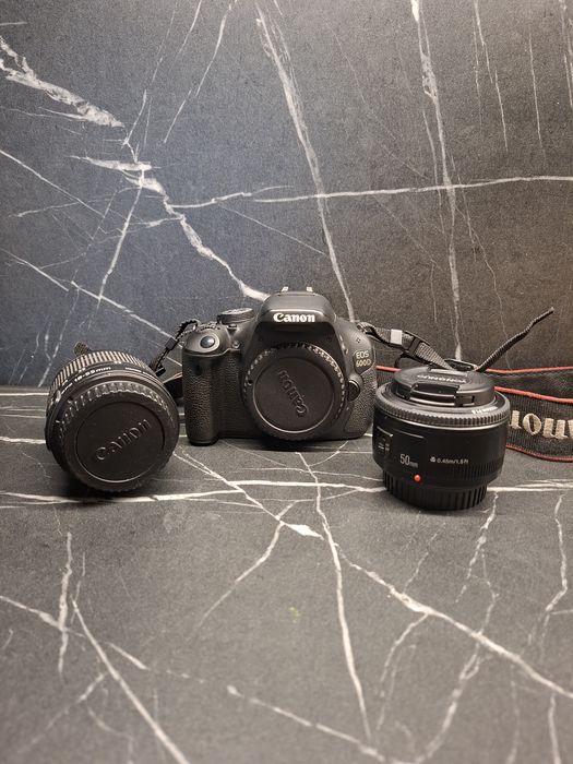 Canon EOS 600D z dwoma obiektywami