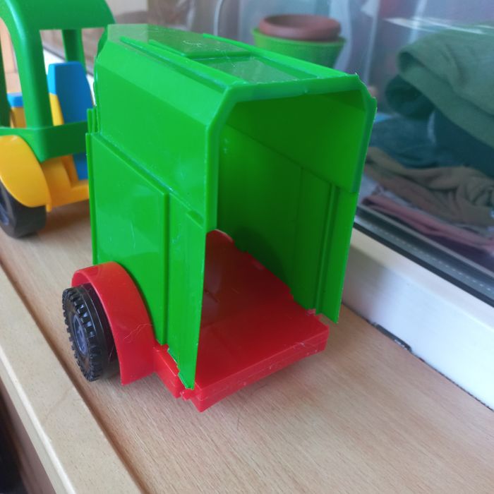 Трактор з двома причепами