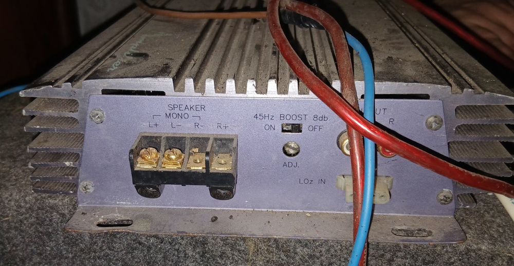 Автомобільний підсилювач звуку