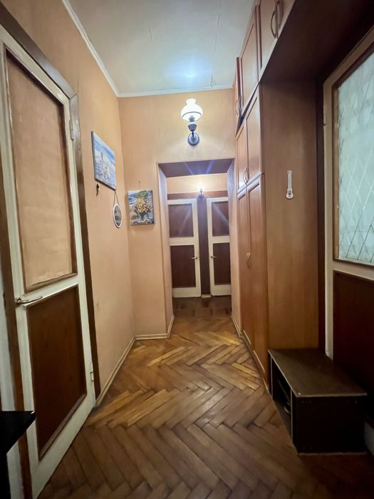 3к з роздільними кімнатами . Площа Маяковського .