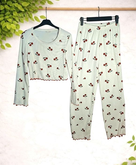 Biały komplet - piżama w wiśnie, prążkowany, crop top + spodnie