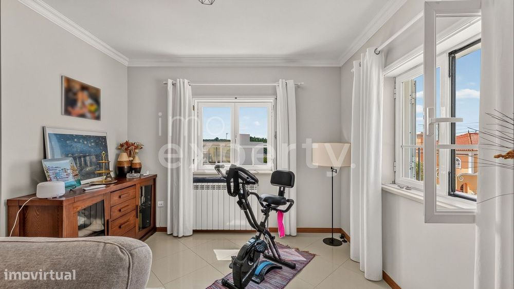 Moradia com 3 suites e piscina coberta a 10 min das praias da Ericeira