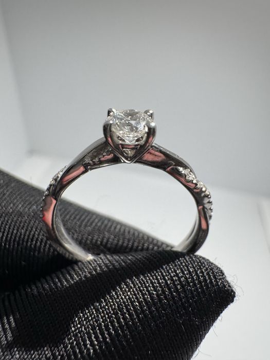 Золотое кольцо с бриллиантами 0,55ct