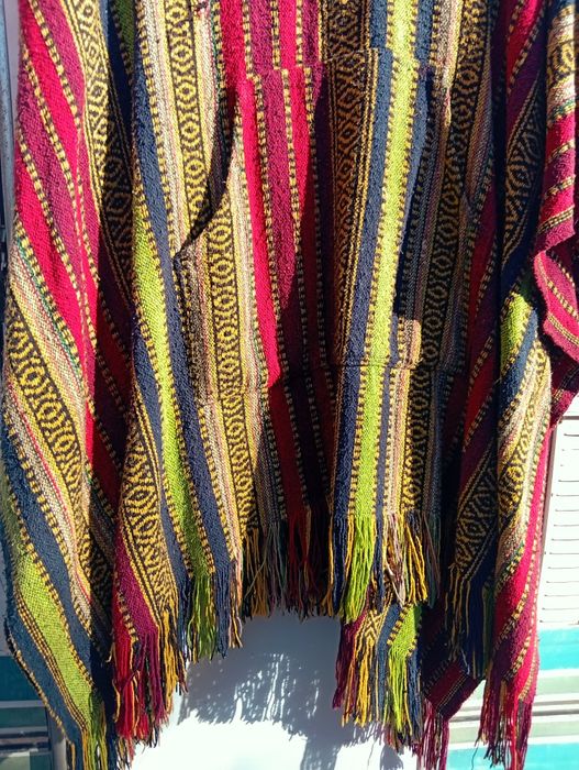 Poncho hippie étnico vintage em tecido grosso