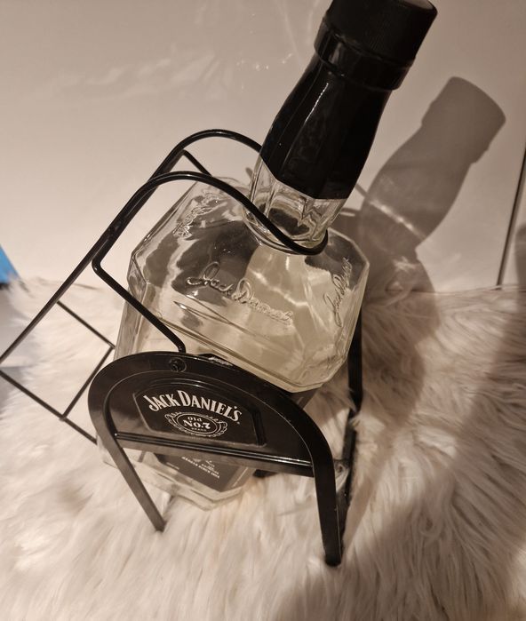 Stojak   koszyk z butelką  jack Daniels.