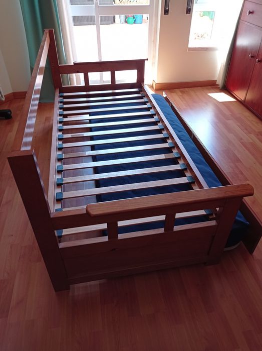 Cama tipo sofá com cama inferior deslocavel e elevavel