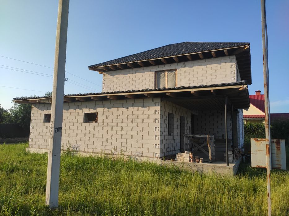 Двоповерховий будинок в селі Руська Поляна