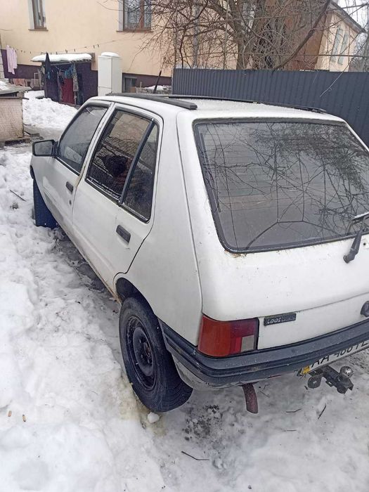 Пежо 205 легковий автомобіль