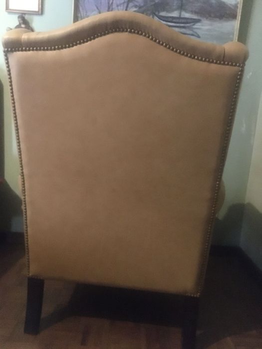 Poltrona antiga em couro restaurada