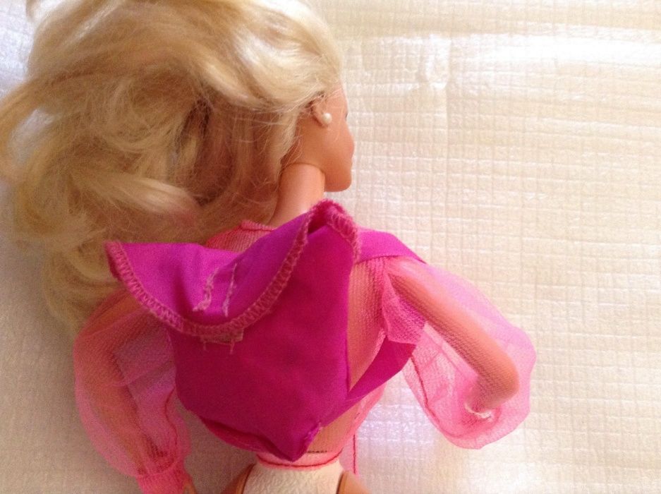 Bebé e acessórios Barbie (saco cama, sapatos, escova, malas, chapéu)
