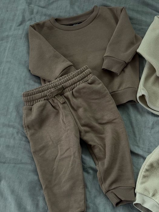Костюми 80-86см бежевий та коричневий
