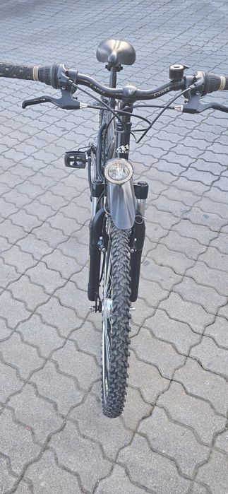 Bicicleta preta.