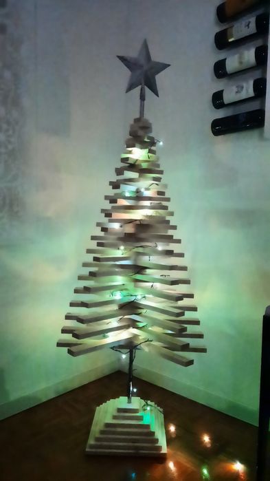 Árvore Natal em Madeira Moderna e Dinâmica