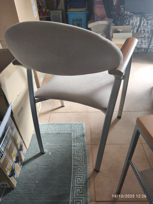 Mesa c/candeeiro e cadeira