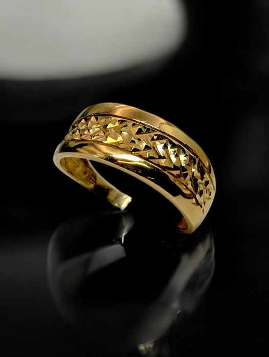 Złoty pierścionek 585 – klasyczny, masywny wzór