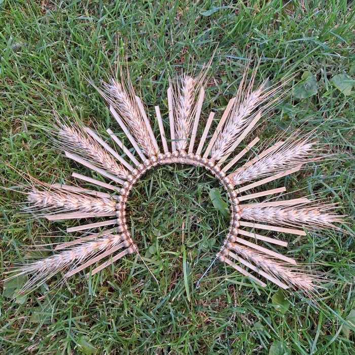 Обруч вінок, золота корона зі злаків.