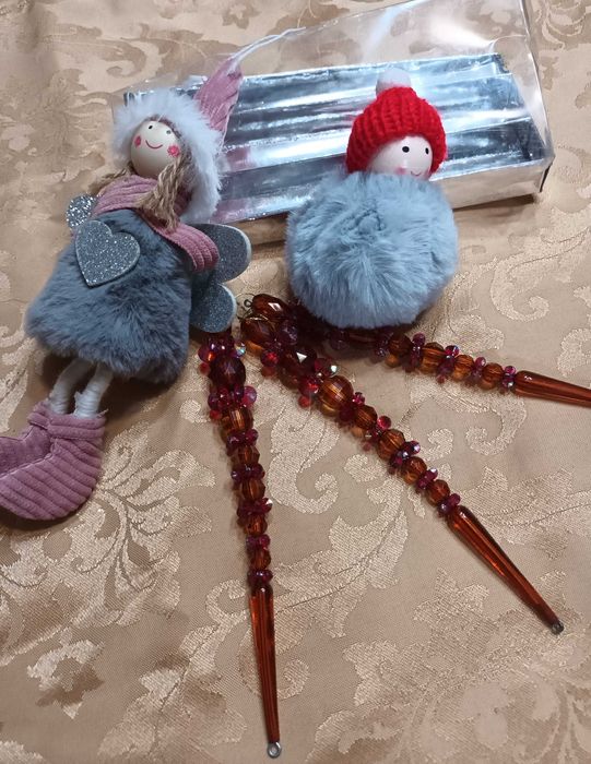 Conjunto de dois bonecos e 3 pingentes