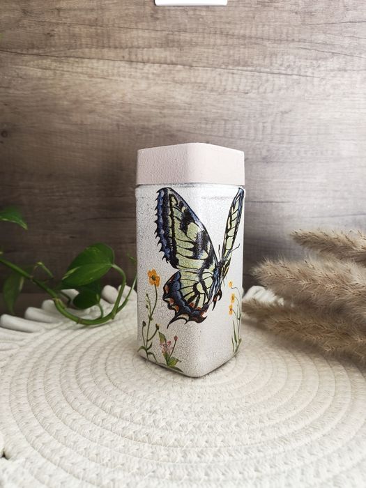 Ręcznie zdobiony słoik decoupage z motywem motyla