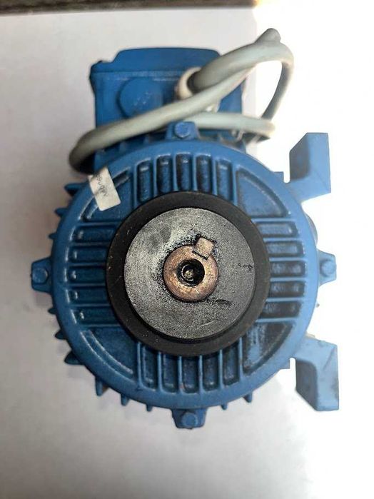 Motor Elétrico Trifásico WEG 1CV (0.75kW) 1400RPM + Polie e Ventilação Extra