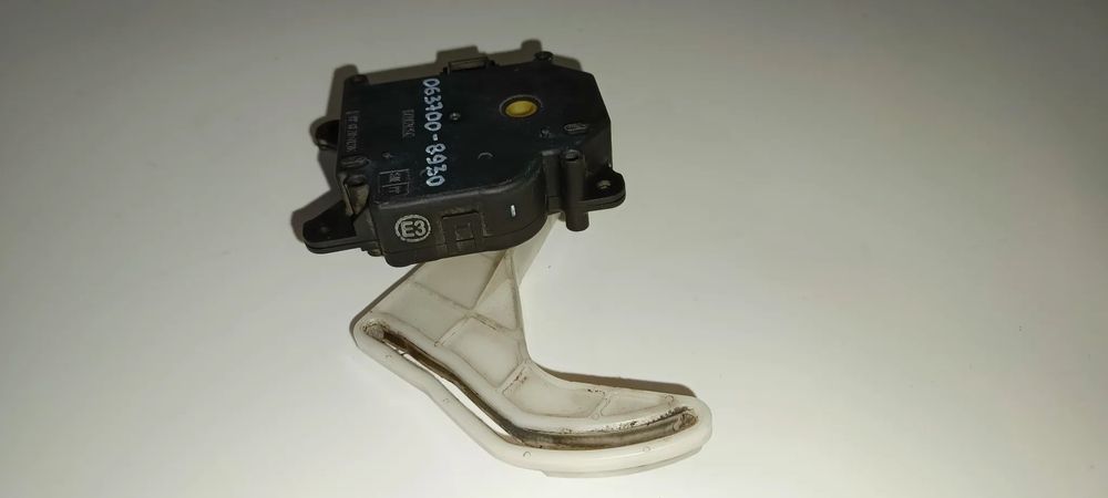 SILNICZEK NAGRZEWNICY STEROWNIK NASTAWNIK KLAP OGRZEWANIA TOYOTA COROLLA VERSO AVENSIS T25 COROLLA E12 0637008930