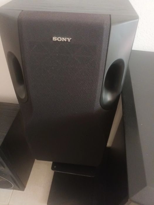 Aparelhagem Sony rádio, cassetes, e leitor com 5 Cd's e 2 colunas com 120 wats de som