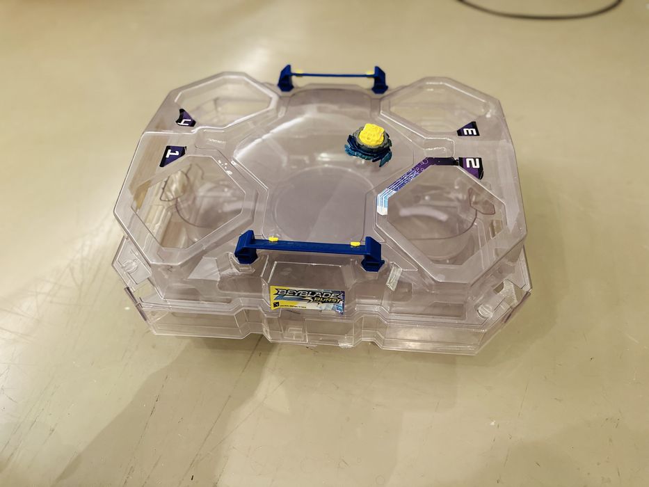 Arena Beyblade – 4 Entradas + 1 Beyblade – Batalhas Multiplayer